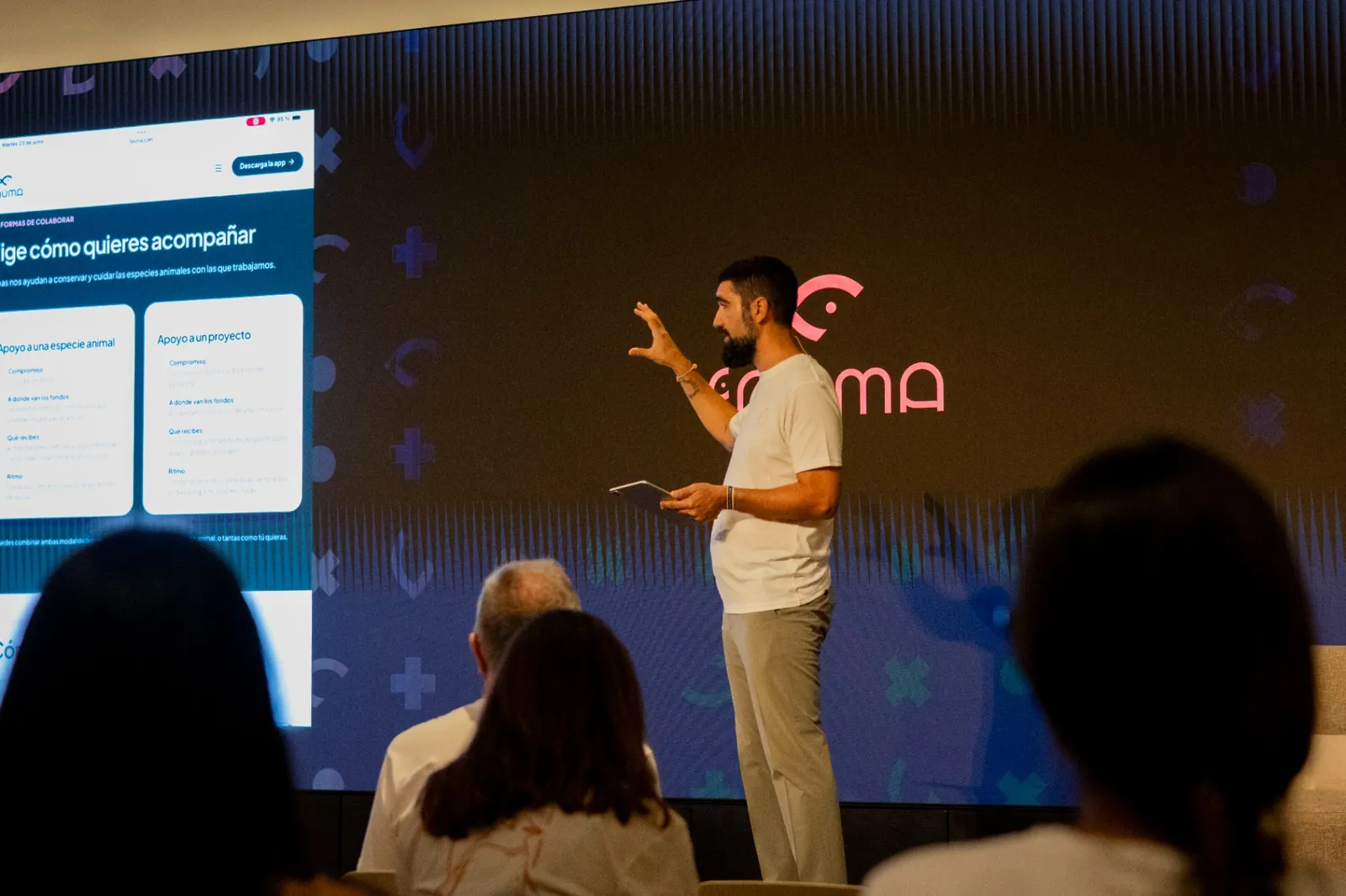 Ponente en charla Fauma mostrando las formas de colaborar en pantalla