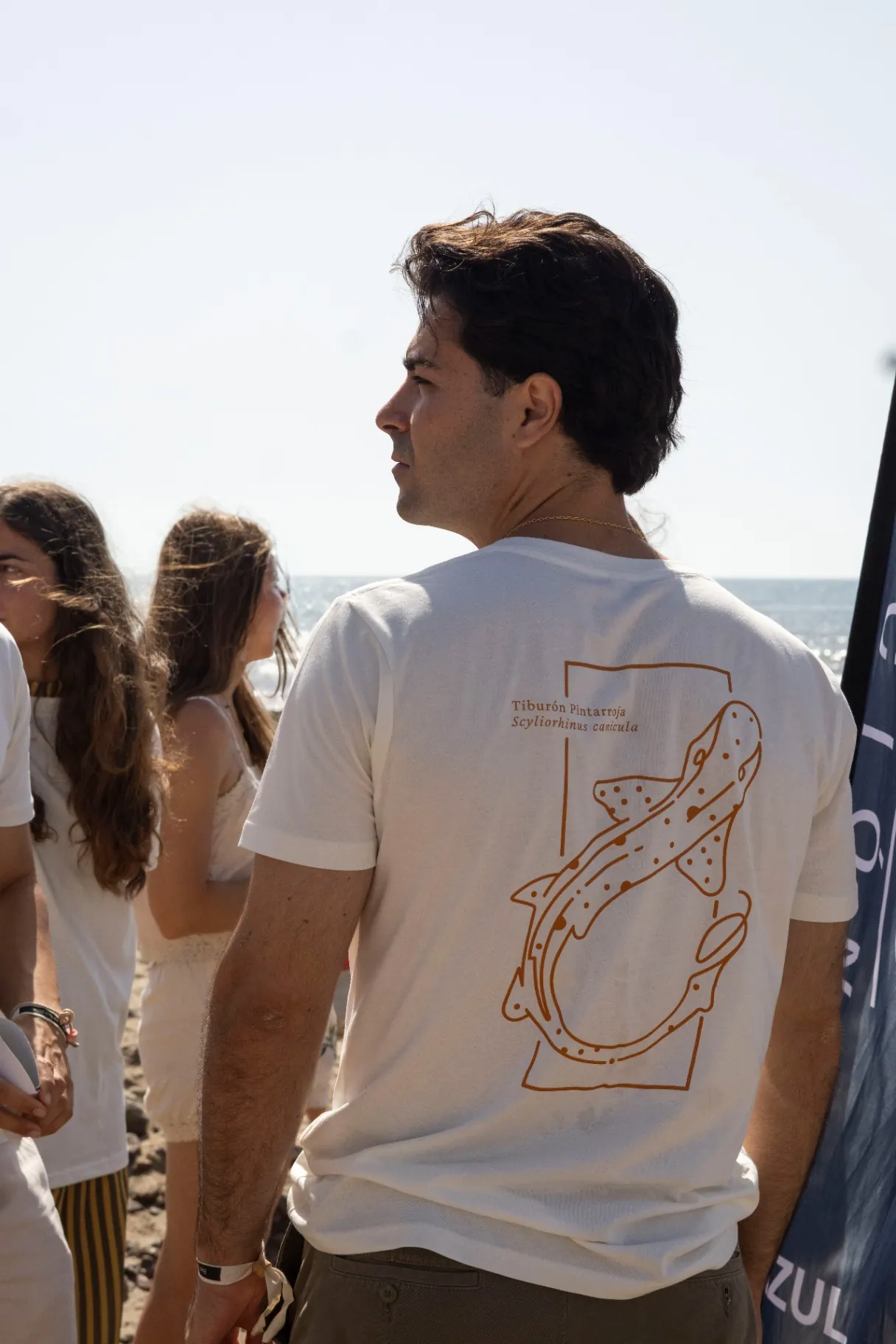 Camiseta Fauma con ilustración de tiburón pintarroja en la espalda