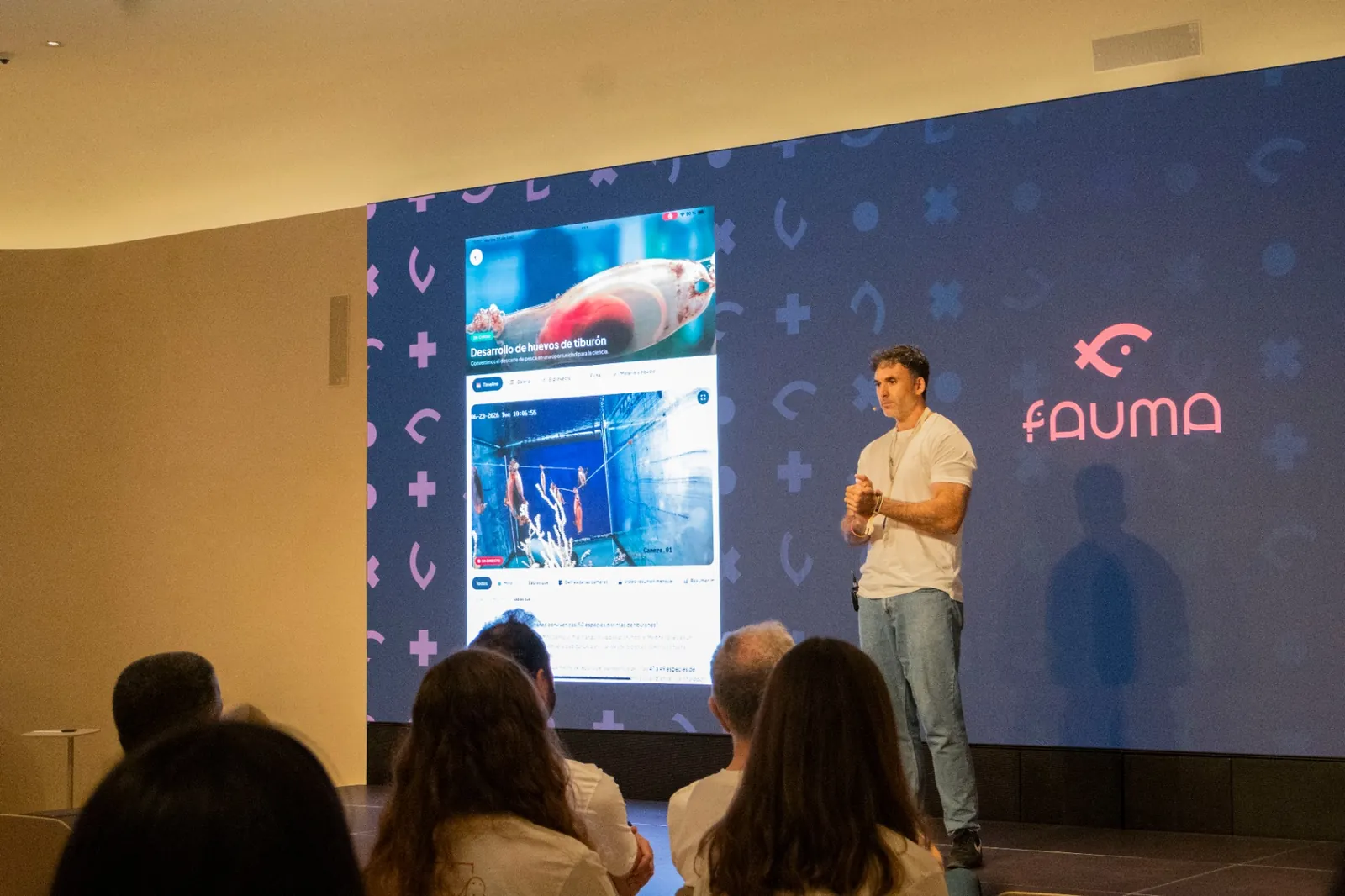 Ponente en charla Fauma mostrando el proyecto de huevos de tiburón en la app