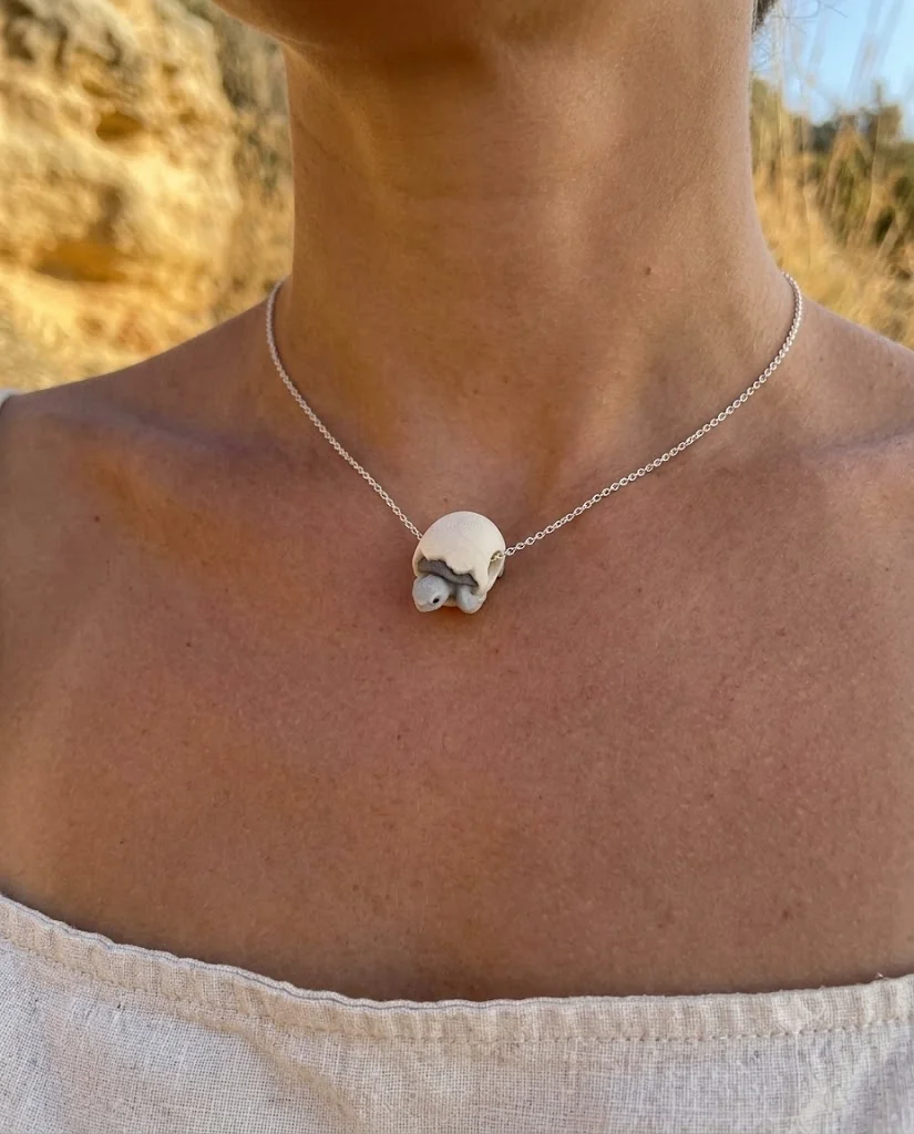 Collar Fauma con charm de tortuga boba al atardecer