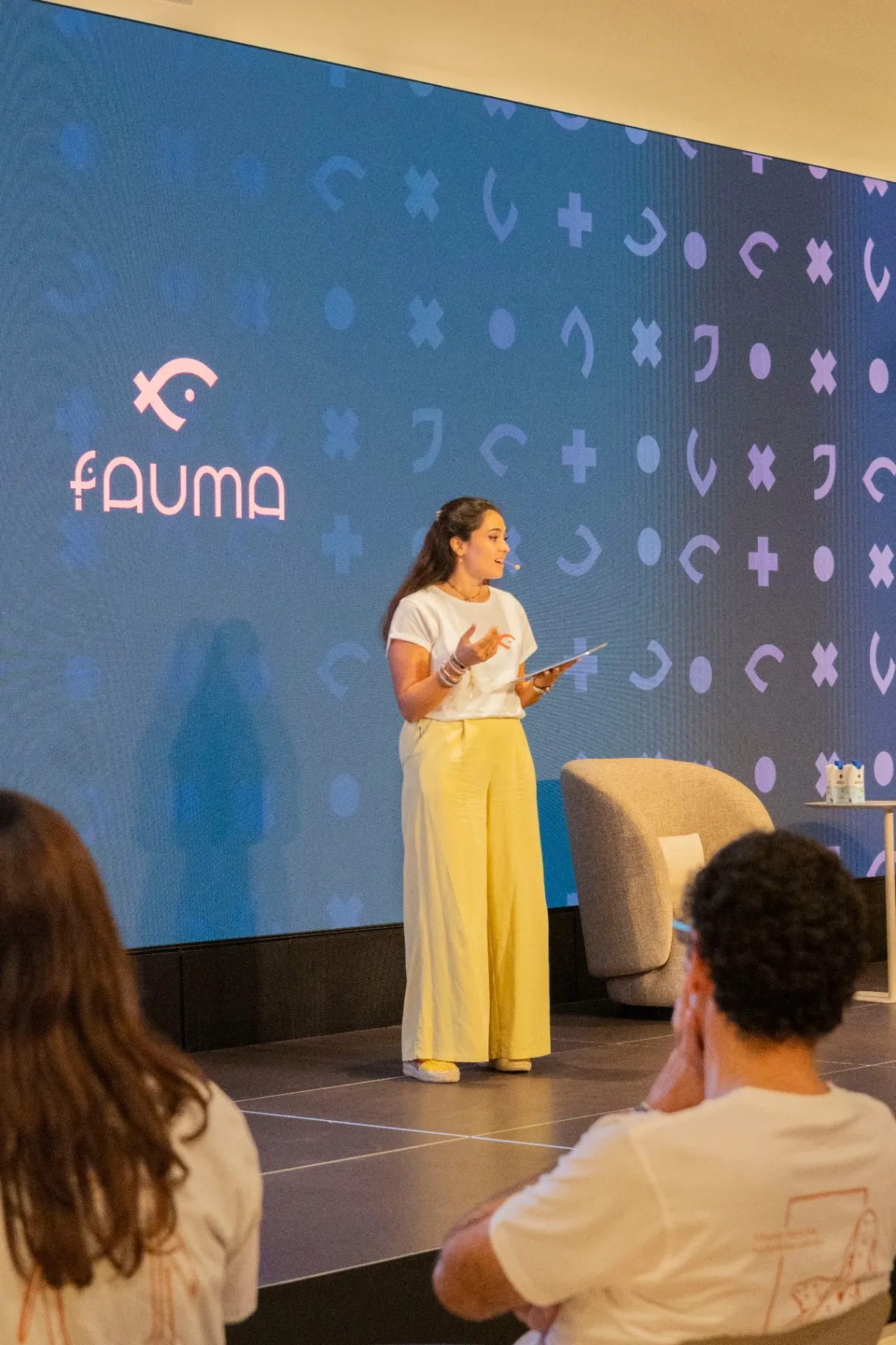 Ponente en charla Fauma junto al logotipo en pantalla